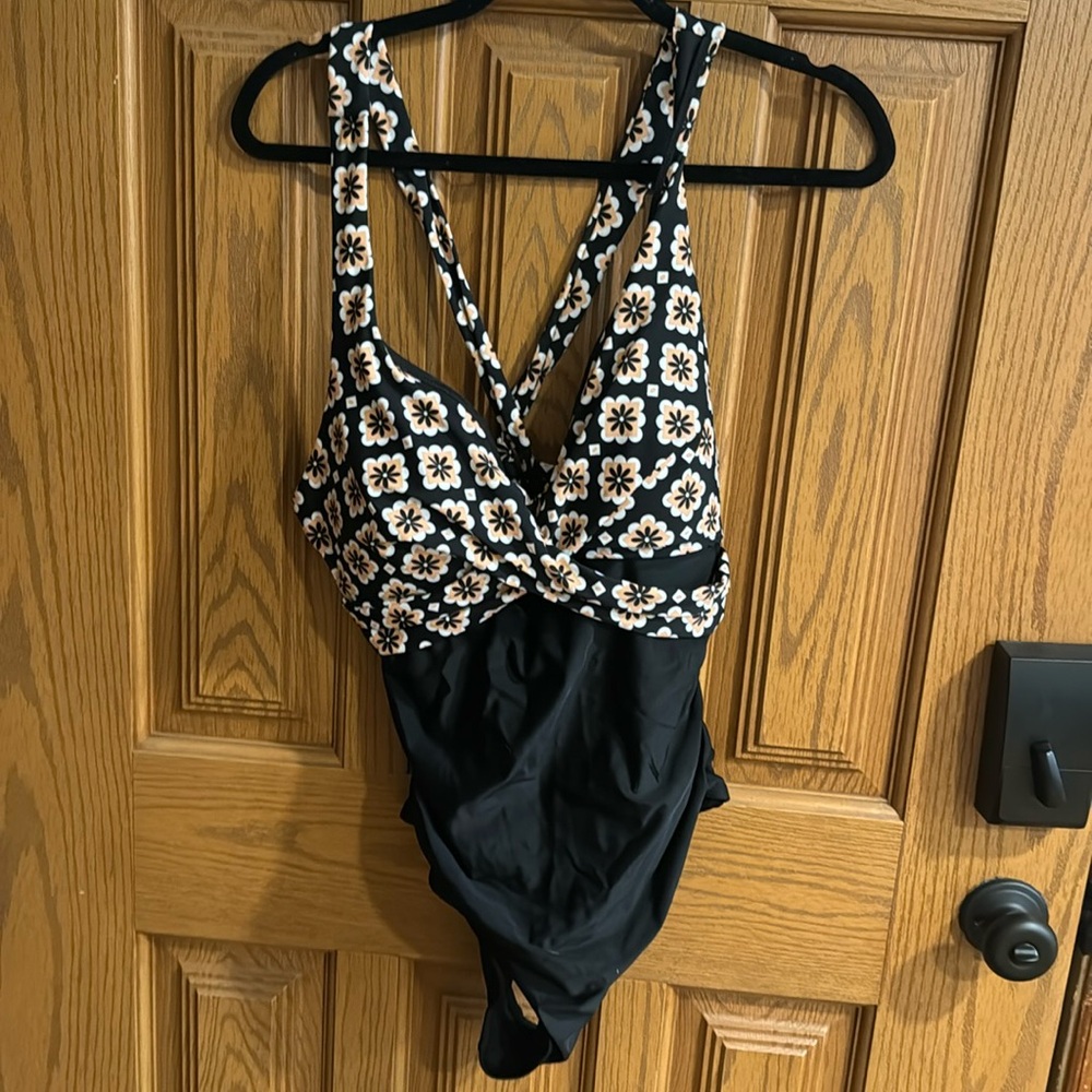 Cupshe nwt one piece swimsuit black and peach, tie back